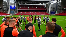 Spar�anský trenér Brian Priske p�ivítal v pond�lí své sv��ence na trávníku...
