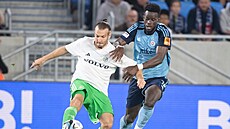 Sean Goldberg z Haify (vlevo) si kryje mí ped Malikem Abubakarim ze Slovanu...