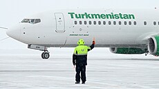Letadlo společnosti Turkmenistan Airlines na letišti v ruské Kazani (8. února...