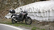 Fotka motorky zaparkované u sn�hové bariéry je prima zpest�ení ka�dé Alpské...