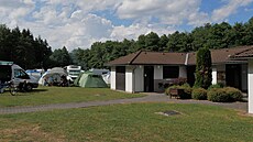 PILÁK Budova se sociálním zázemím a kuchy�kou v zadní �ásti kempu.