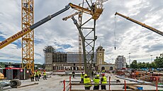 Vzty�ení ocelové konstrukce na p�doryse vyho�elého levého k�ídla.