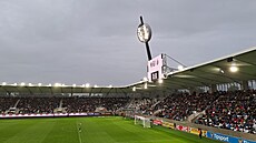 Lízátka i tabule u na hradeckém stadionu svítí. (5. srpna 2023)