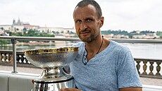 Ji�í Zídek mlad�í s trofejí pro mistry Evropy, o kterou se hrálo v roce 2022.