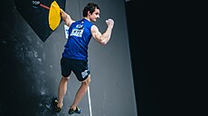 Adam Ondra v kvalifikaci boulderingu na MS v Bernu.
