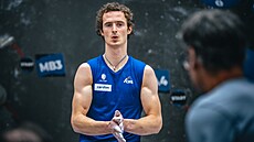 Adam Ondra v kvalifikaci boulderingu na MS v Bernu.