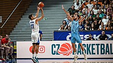 eský basketbalista Tomá Kyzlink stílí na argentinský ko.
