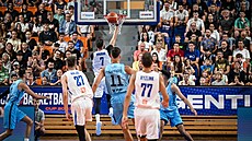 eský basketbalista Vojtch Hruban stílí na argentinský ko.