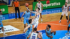eský basketbalista Vít Krejí zakonuje na argentinský ko.