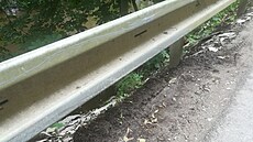 Stopy po nárazu jsou patrné na svodidle.