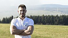 Dominik Mašek se odhodlal postavit větrník s fotovoltaickými panely a rozjet...