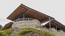 Nad p�ístupovou cestou do hradu Vízmburku se ty�ila válcová v�.