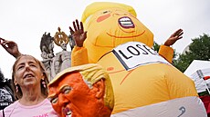 Demonstranti se p�ed budovou soudu v americkém Washingtonu p�ipravují na...