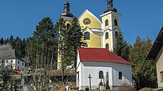 V malé vesnici Neratov v Orlických horách je hřbitovní kaple s dlouhou...