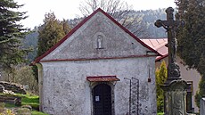 V 17. století byl kostel p�estav�n na kamenný. Do sou�asnosti se z n�j dochoval...