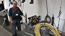 Pr�vodce Hornického muzea Landek Ladislav Kop�o ukazuje miniponorku, která byla...