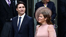 Justin Trudeau a jeho manelka Sophie na korunovaci britského krále Karla III....