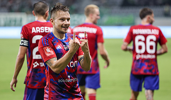 Fran Tudor z týmu Raków �enstochová slaví gól.