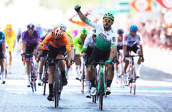 Daniel Babor slaví triumf ve tvrté etap závodu Kolem Portugalska.