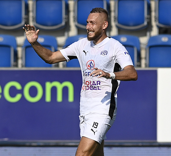 Jan Kalabi�ka ze Slovácka se raduje z kuriózního gólu, který dal Matou�i...