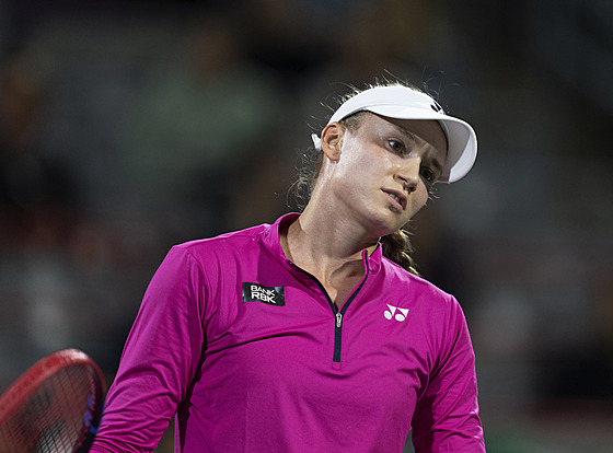 Tenistka Jelena Rybakinová bhem duelu s Darjou Kasatkinovou, který finioval...