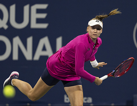 Jelena Rybakinová servíruje bhem tvrtfinále na turnaji v Montrealu.