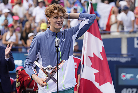 Italský tenista Jannik Sinner po výhe na turnaji v Torontu.