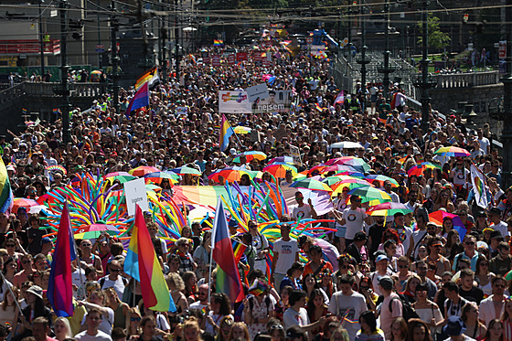 A 60 tisíc lidí dorazilo na Letenskou plá v Prvodu hrdosti Prague Pride...