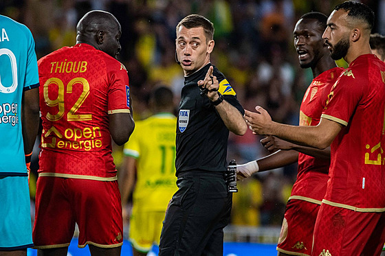 Rozhod�í Clément Turpin b�hem utkání mezi Nantes a Angers.