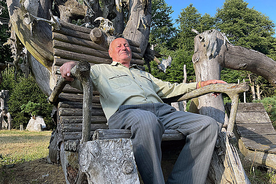 Karel T�ma pózuje ve svém království. Samorosty shroma��uje skoro celý �ivot a...