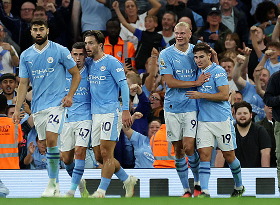 Fotbalisté Manchesteru City oslavují gól Juliana Alvareze (vpravo).
