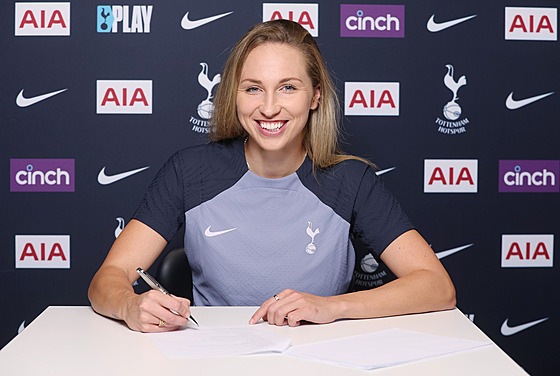 Brankáka Barbora Votíková podepisuje smlouvu s Tottenhamem.