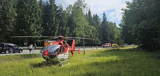 Záchranáský vrtulník pi zásahu po nehod dvou motorká na Bílé v Beskydech....