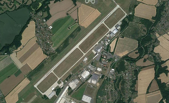 P�istávací a vzletová dráha ostravského leti�t� Leo�e Janá�ka v Mo�nov� (11....