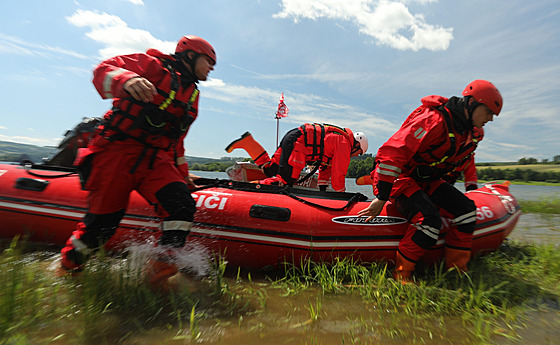 Vodní záchranái pomáhají na Slezské Hart a v jejím nejbliím okolí....