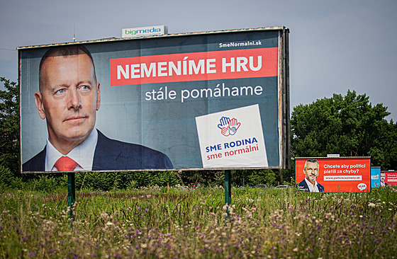 Billboard slovenského hnutí Jsme rodina (v popedí) a strany Hlas-SD (vpravo) v...