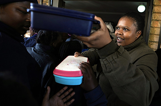 Lebohang Mphuthiová rozdává dětem obědy během přestávky na základní škole Omar...