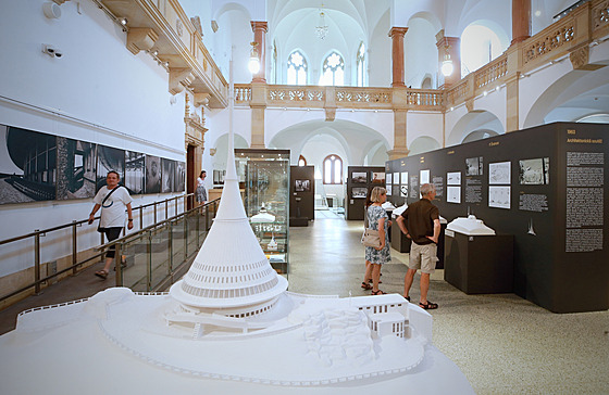 Architektonická sout� na stavbu horského hotelu a televizního vysíla�e tvo�í páte� muzejní expozice.