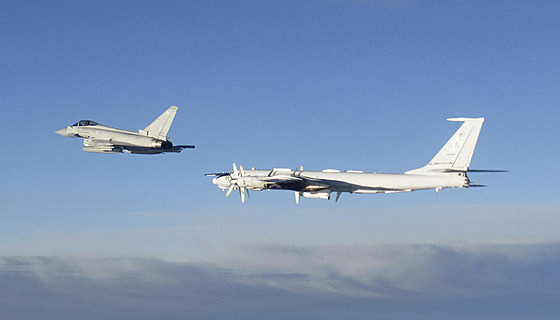 Letoun RAF Typhoon (vlevo) monitoruje ruský bombardér Tupolev Tu-142. (14....