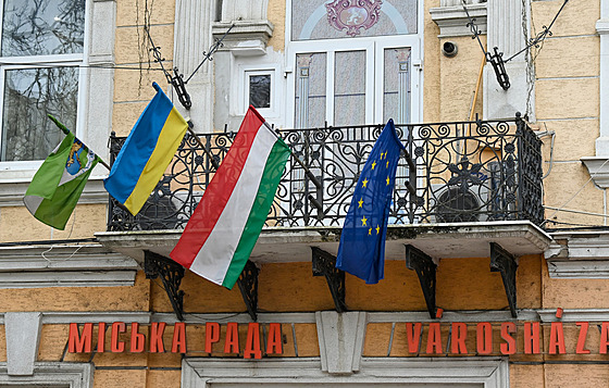 Ukrajinská a maarská vlajka a vlajka Evropské unie spolen visí na radnici v...