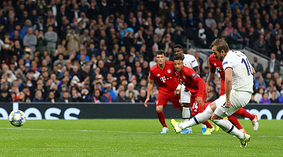Anglický útoník Harry Kane promuje pokutový kop proti Bayernu v Lize mistr...