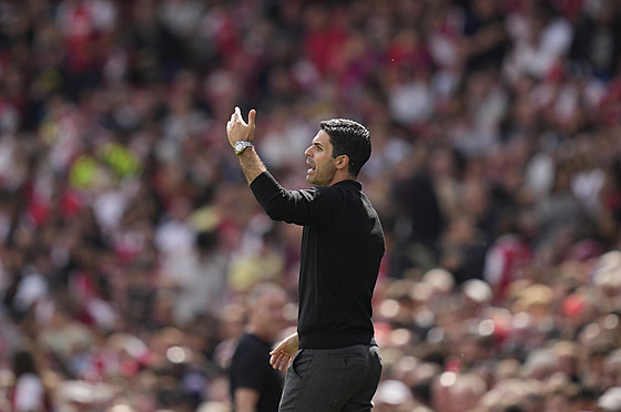 Trenér Arsenalu Mikel Arteta dává pokyny svým svencm v utkání proti...