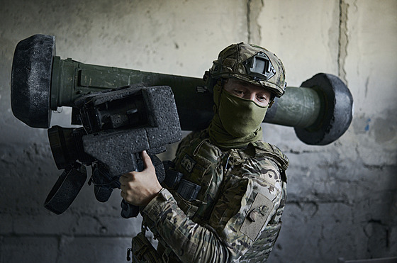 Ukrajinský voják s protitankovou stelou na svém stanoviti v Avdijivce v...