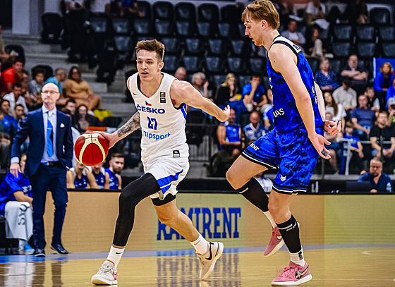eský basketbalista Vít Krejí útoí v zápase s Estonskem.