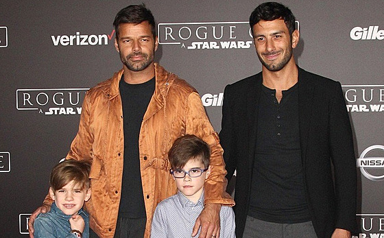 Ricky Martin s manelem a syny na premiée filmu Rogue One: Star Wars Story...