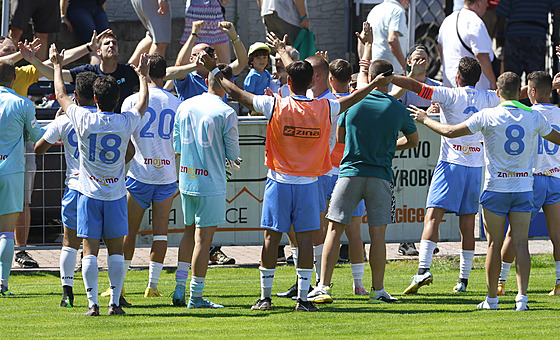 Znojemtí fotbalisté se radují spolen s fanouky.
