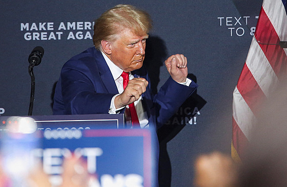 Bývalý prezident Donald Trump na p�edvolebním shromá�d�ní na st�ední �kole ve...