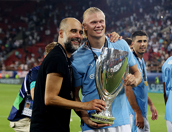 Erling Haaland (vpravo) a jeho trenér Pep Guardiola oslavují vít�zství...