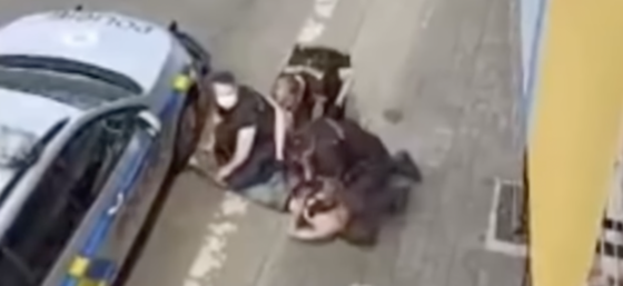 Zatýkání zdrogovaného muže policisty.