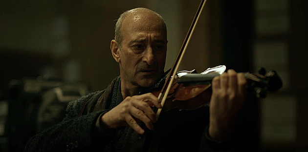 Houslista ve spárech pluku Azov. Rusové natočili drama o „speciální operaci“